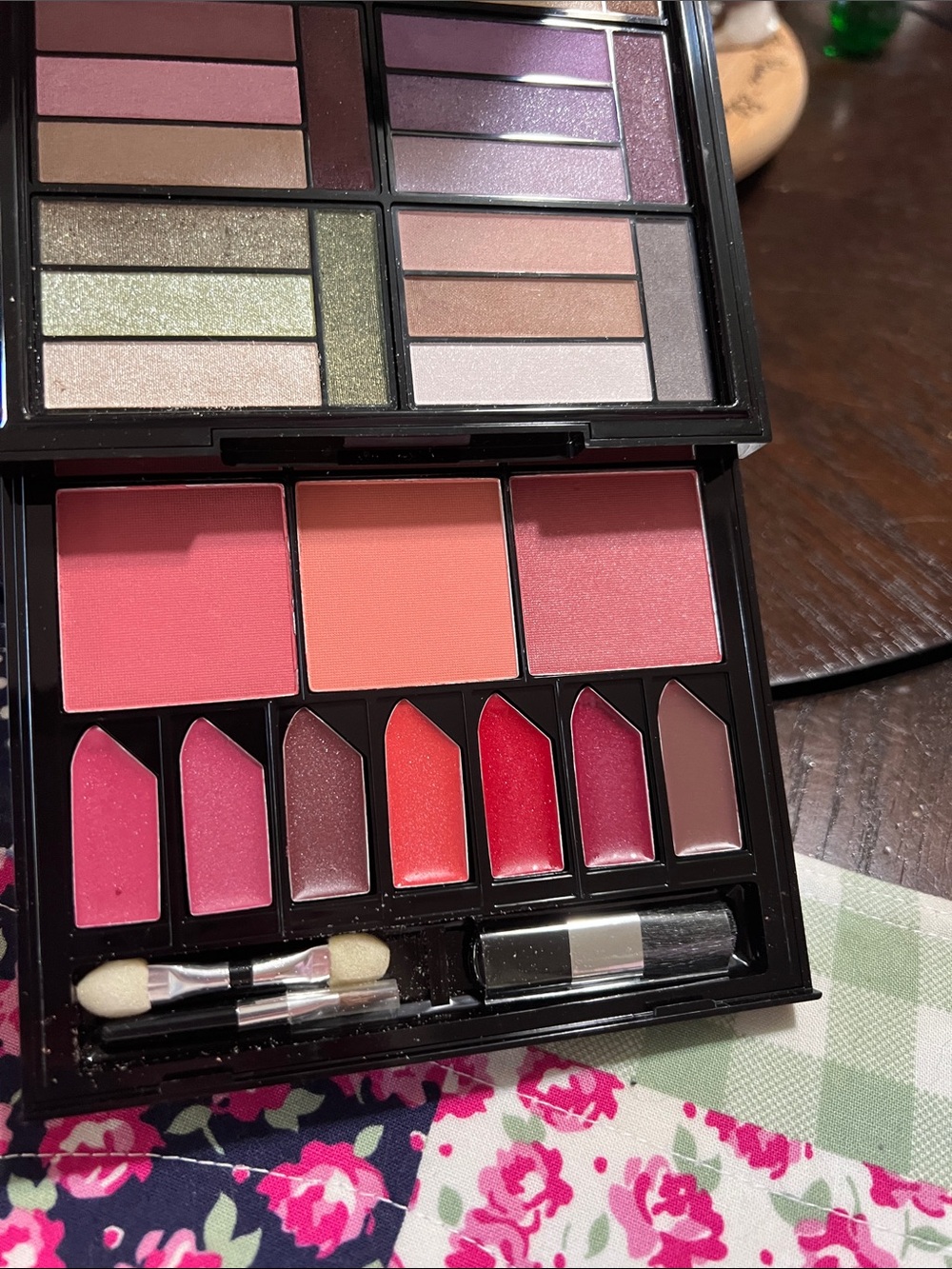 New Malibu Glitz Women Makeup Palette - Pink